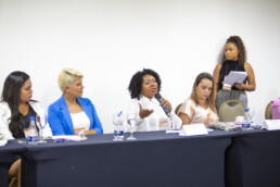 A Vice-Prefeita Esmênia Miranda, de São Luís/MA, fala ao lado da Prefeita Camila Machado, de Sirinhaém/PE (à direita) Foto: Ester Cruz / Coletivo Retratação